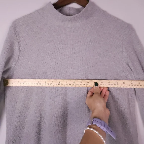 Chic Gray Crew Neck Sweater with Layered Hem - Picture 5 of 10